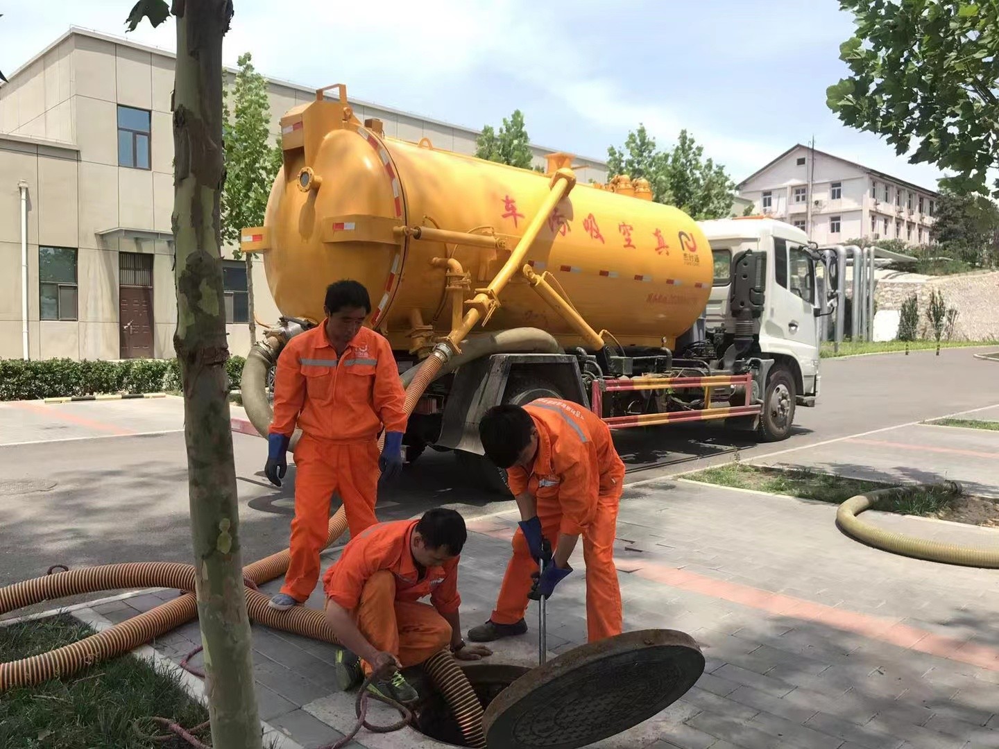 牟平管道疏通车停在窨井附近