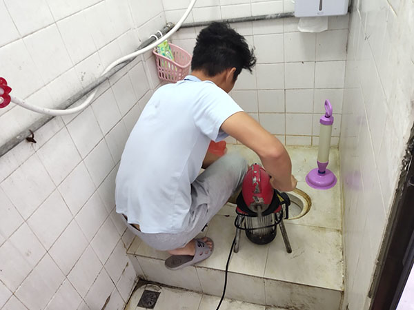 牟平肥皂掉到马桶里把马桶堵住了怎么办？马桶堵住了怎么办
